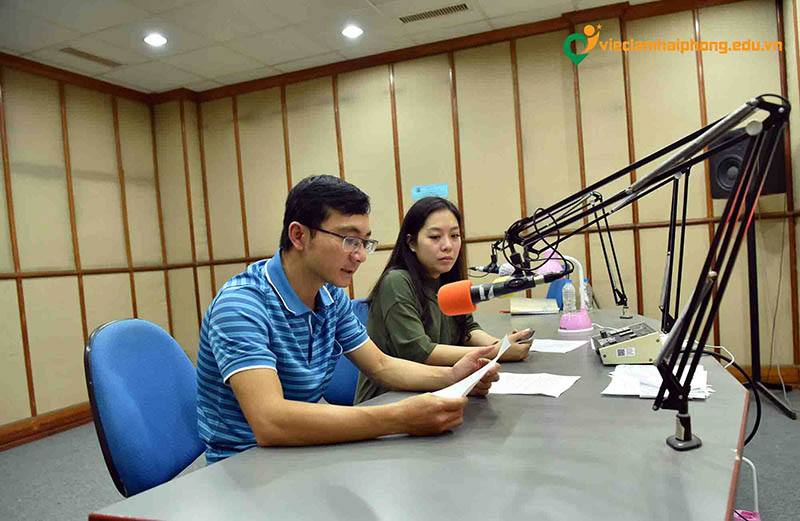 Biên tập viên phát thanh