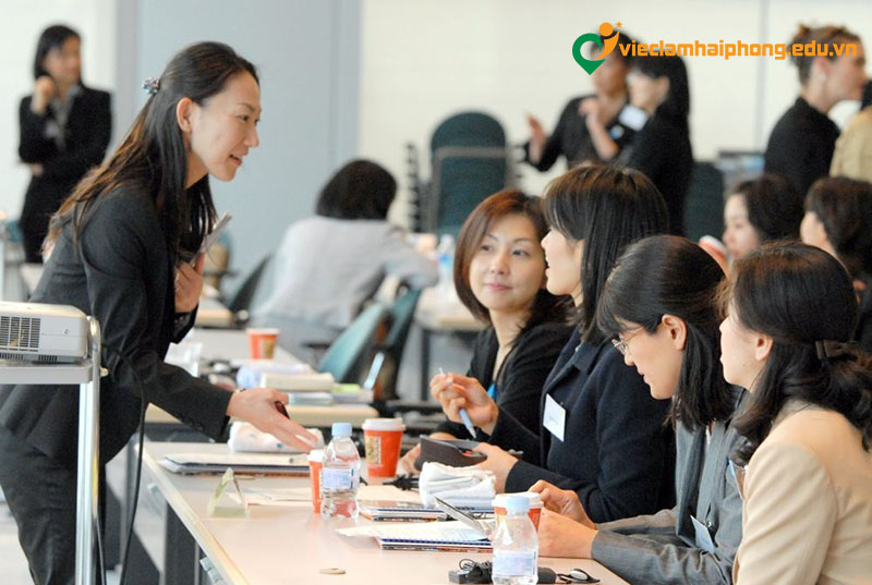 Hình ảnh hô hào các khẩu hiệu tăng tinh thần làm việc